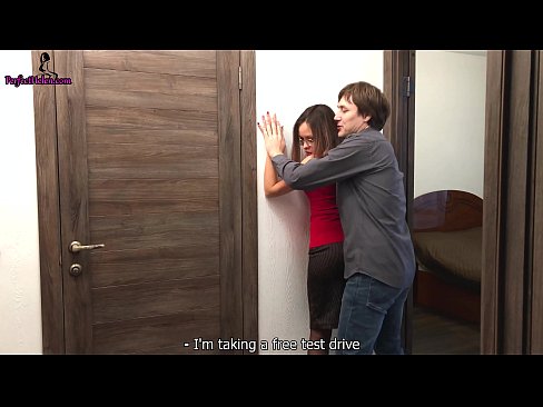 ❤️ مسکن سکسی در حین فروش آپارتمانش به طرز نفسانی گربه اش را تکان می دهد و او را لعنت می کند - Krempai ❤️ فوق پورن در ما ❌