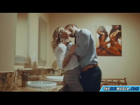 ❤️ وقتی یک بلوند بی تنه شما را در یک دستشویی عمومی اغوا می کند ❤️ فوق پورن در ما ❌